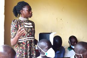 Cómo una trabajadora sanitaria de Uganda ayuda a que las jóvenes accedan a servicios sanitarios vitales