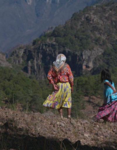 Toma de una mujer y una niña rarámuris en la sierra, del documental "La mujer de estrellas y montañas"