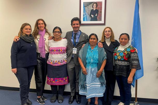 Bordadoras mexicanas con el Representante de la UNESCO en México, la Directora de la División de Igualdad de Género de la UNESCO y la Directora General de Fundación Banorte