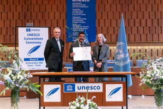 H.E. Mr Mohammed Saleh Ahmed Jumeh, Ambassador, Permanent Delegate of Yemen to UNESCO, deposits the instruments of ratification of the Global Convention on the Recognition of Qualifications concerning Higher Education and the Revised Convention on the Recognition of Studies, Diplomas and Degrees in Higher Education in the Arab States